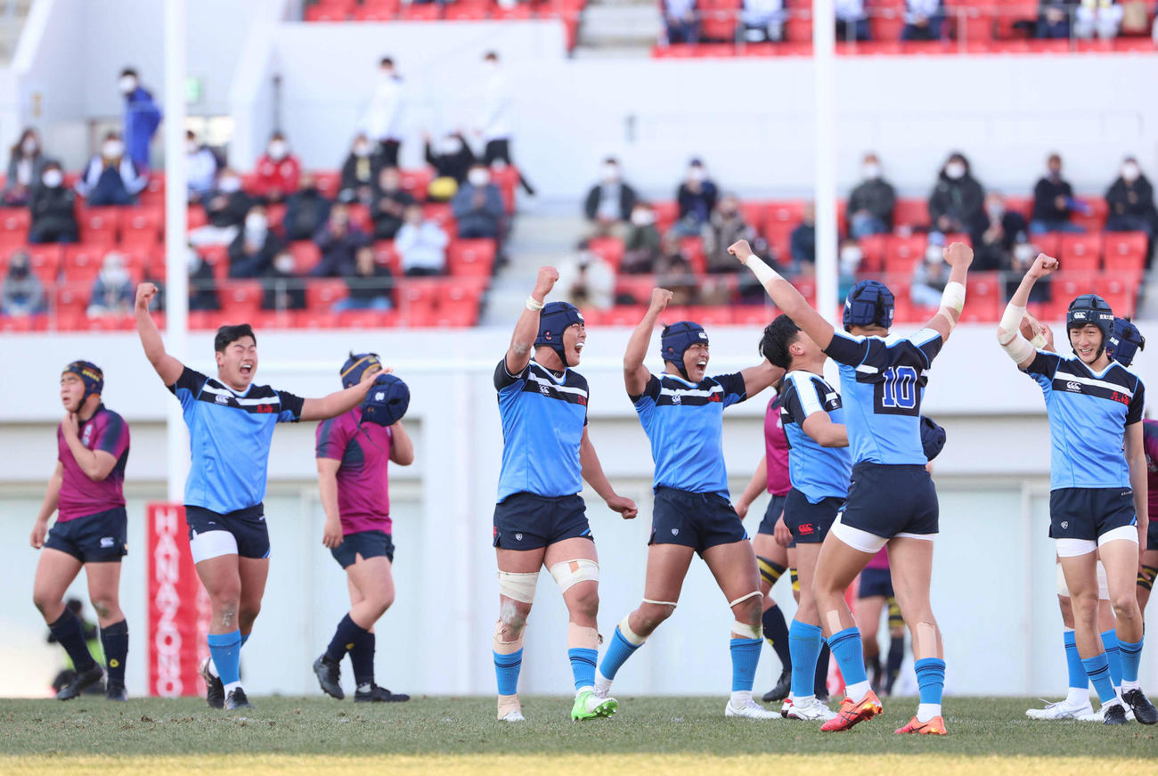 東海大大阪仰星対国学院栃木　優勝を決めガッツポーズして喜ぶ東海大大阪仰星フィフティーン（撮影・上田博志）
