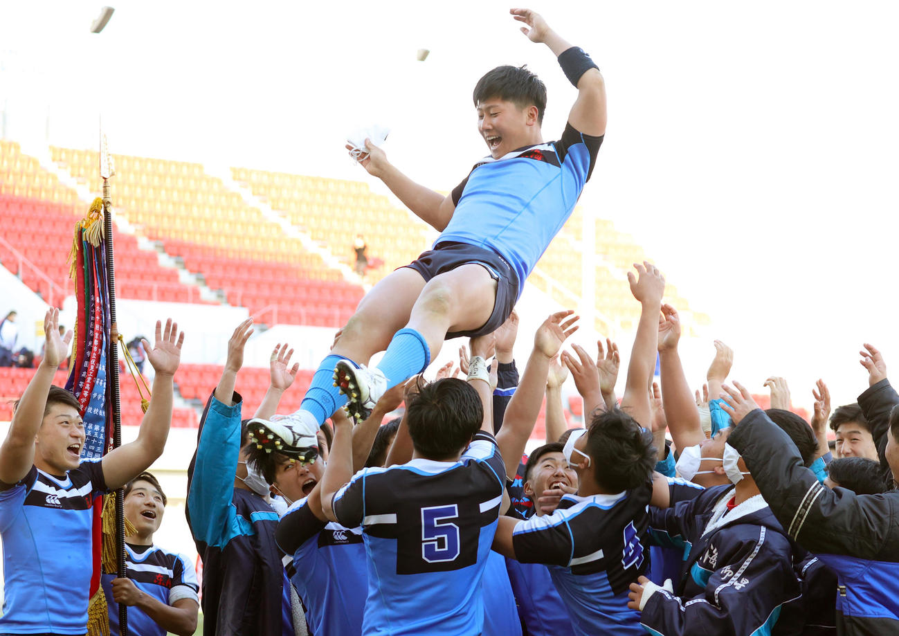 優勝を決めた東海大大阪仰星フィフティーンは薄田主将を胴上げする（撮影・上山淳一）