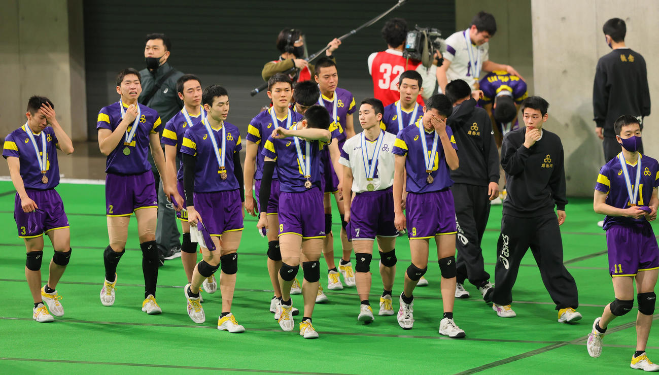 雄物川対日本航空決勝進出を逃し、涙で引き揚げる雄物川の選手たち（撮影・野上伸悟）