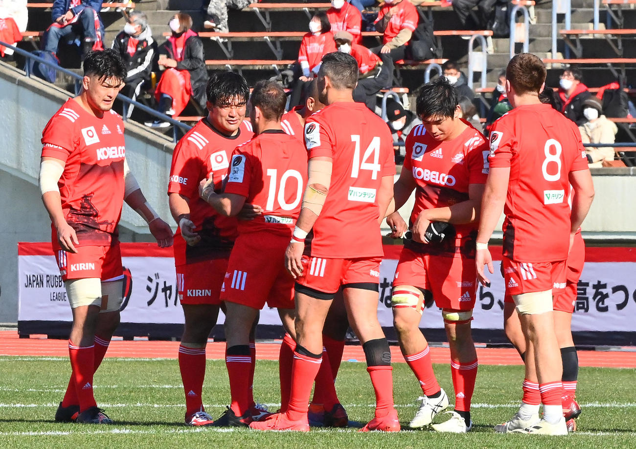 神戸対浦安　後半、逆転を狙ったゴールキックを外した神戸SOアーロン・クルーデン（左から3人目）を慰める選手ら（撮影・和賀正仁）