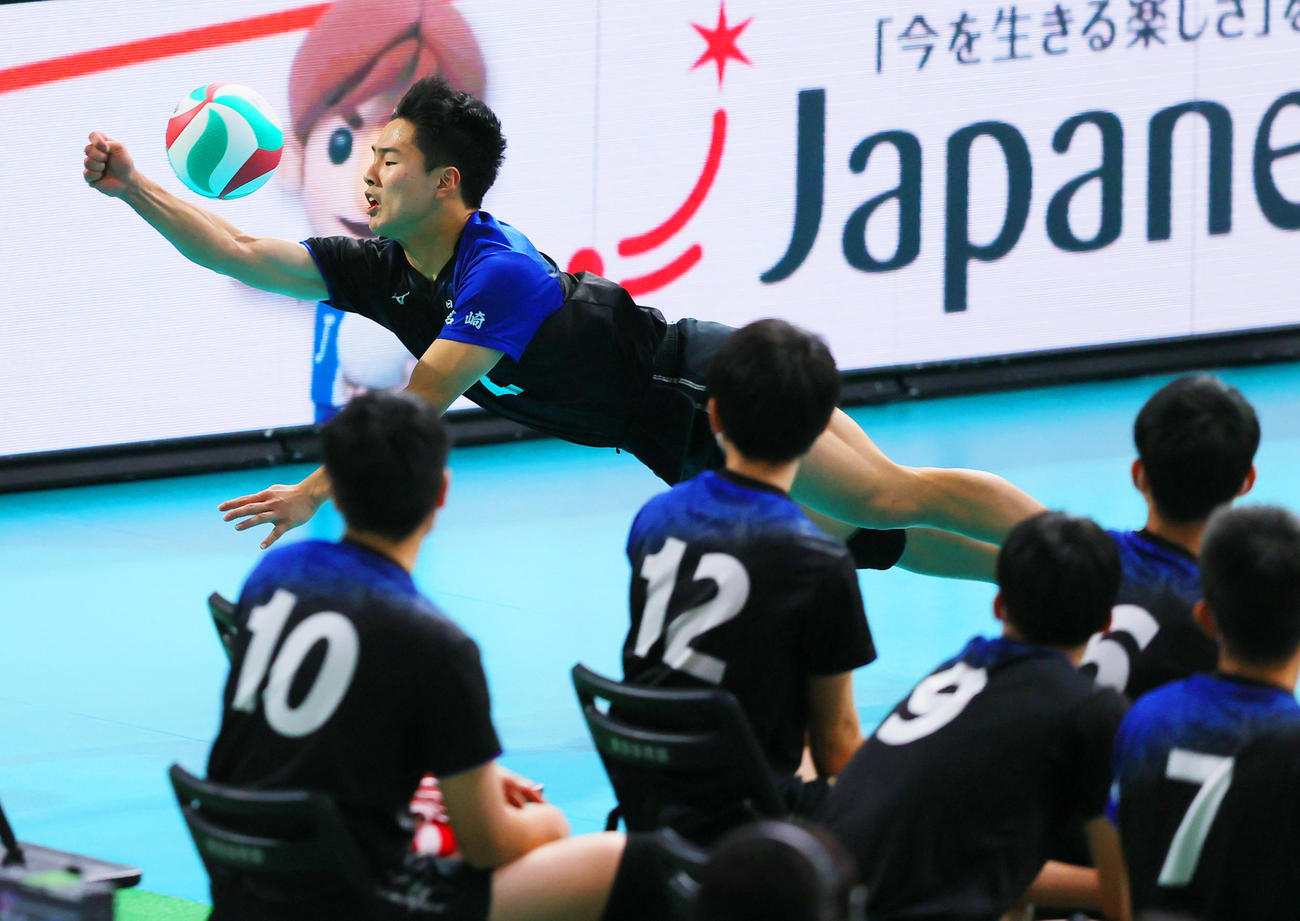 鎮西対日南振徳　第3S、懸命にレシーブする日南振徳・矢野（撮影・野上伸悟）