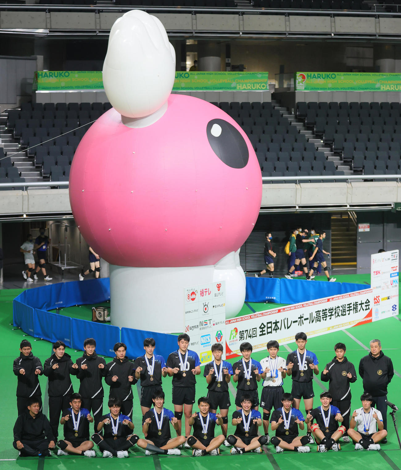 鎮西対日南振徳　3位の表彰を受け記念撮影する日南振徳の選手たち（撮影・野上伸悟）