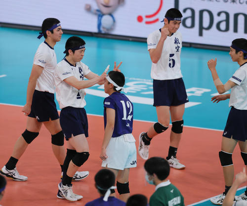 雄物川対日本航空　決勝進出を決め喜ぶ前嶋主将（手前左端）ら日本航空の選手たち（撮影・野上伸悟）