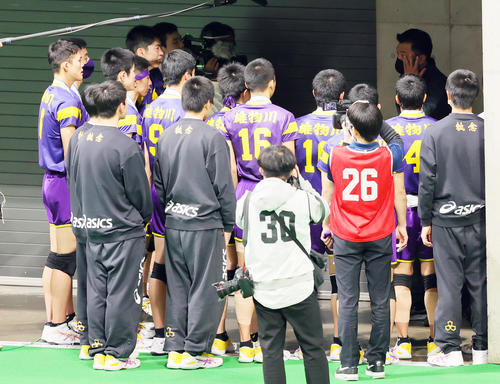 雄物川対日本航空　試合後に選手に話をする雄物川・宇佐美監督（撮影・野上伸悟）
