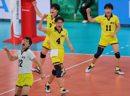 鎮西対日南振徳　決勝進出を決め喜ぶ舛本（中央）ら鎮西の選手たち（撮影・野上伸悟）