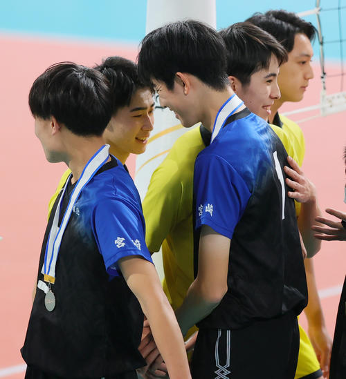 鎮西対日南振徳　決勝進出を決めた鎮西・舛本（左から2人目）は日南振徳・甲斐（同3人目）らと健闘をたたえ合う（撮影・野上伸悟）