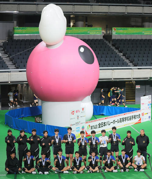 鎮西対日南振徳　3位の表彰を受け記念撮影する日南振徳の選手たち（撮影・野上伸悟）