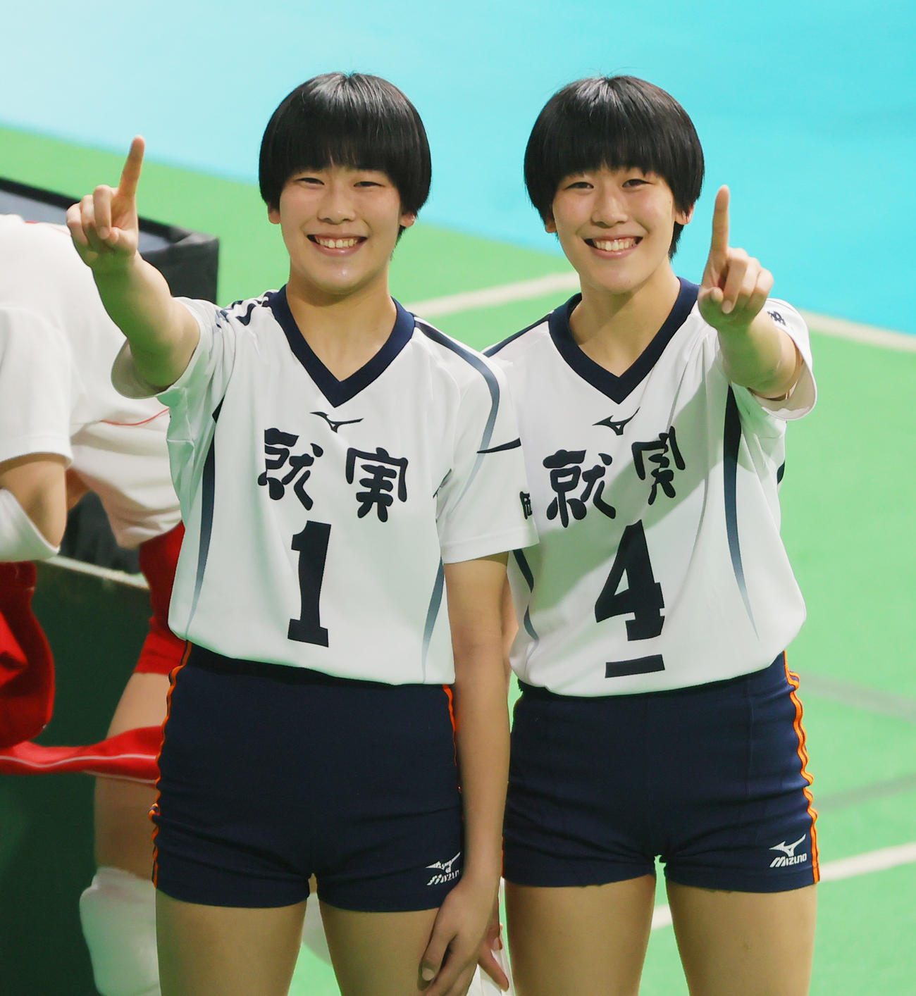 就実対金蘭会　決勝進出を決め喜ぶ就実・深沢つぐみ（左）とめぐみの双子姉妹（撮影・野上伸悟）