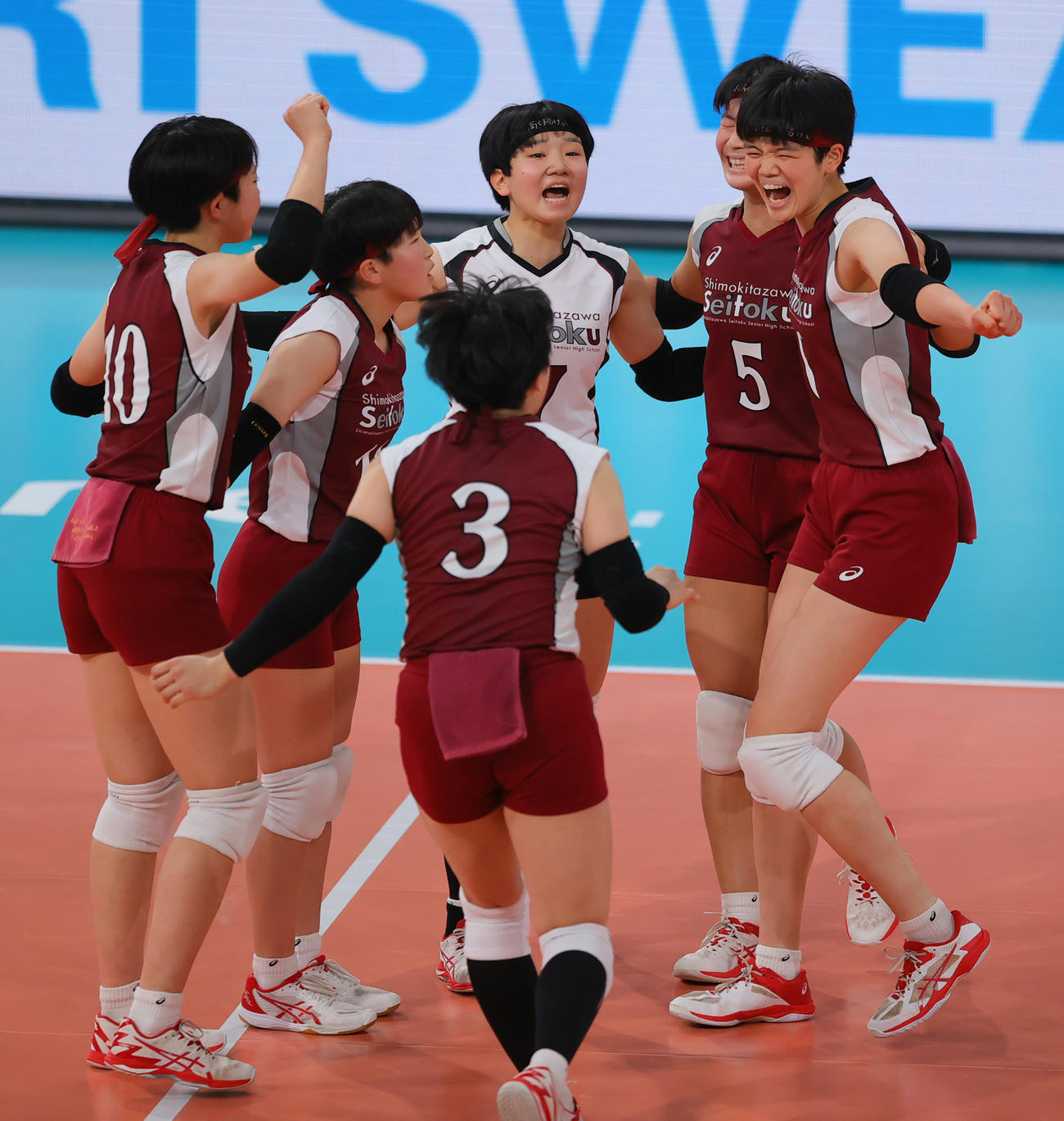 古川学園対下北沢成徳　第1S、得点を喜ぶ下北沢成徳の選手たち（撮影・野上伸悟）
