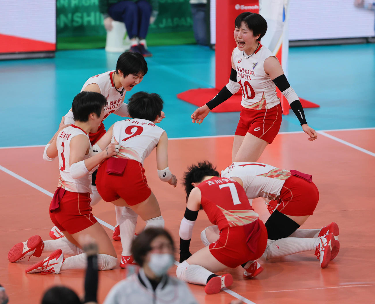 古川学園対下北沢成徳　決勝進出を決め喜ぶ阿部明音（右上）古川学園の選手たち（撮影・野上伸悟）
