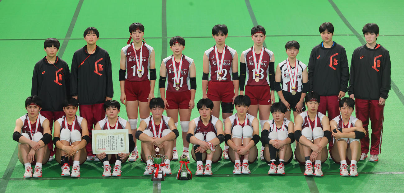 古川学園対下北沢成徳　3位に終わり、無念の表情で記念写真に納まる下北沢成徳の選手たち（撮影・野上伸悟）