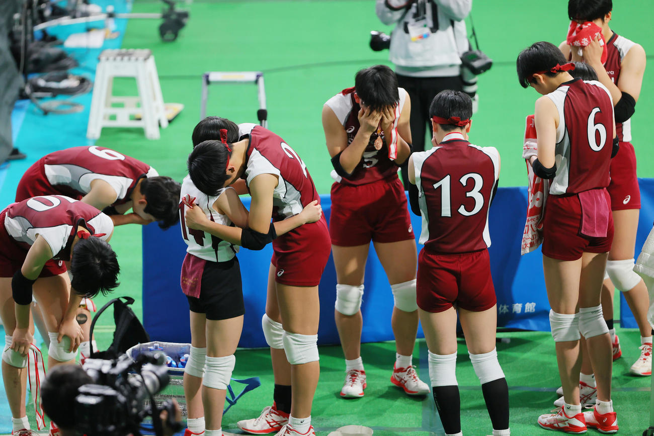 古川学園対下北沢成徳　決勝進出を逃しなきじゃくる下北沢成徳の選手たち（撮影・野上伸悟）