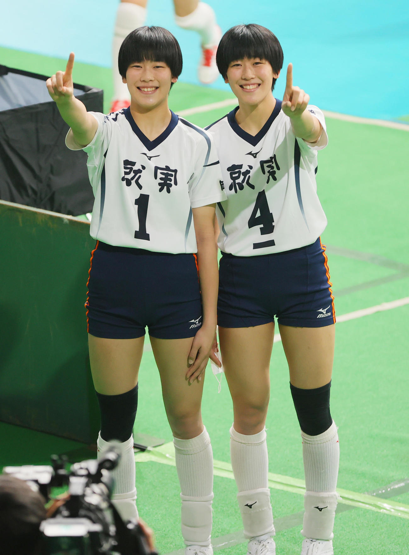 就実対金蘭会　決勝進出を決め喜ぶ就実・深沢つぐみ（左）とめぐみの双子姉妹（撮影・野上伸悟）