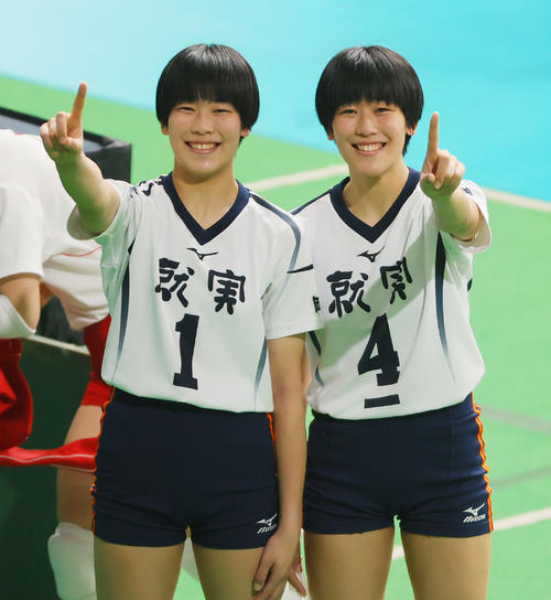 就実対金蘭会 決勝進出を決め喜ぶ就実・深沢つぐみ(左)とめぐみの双子姉妹(撮影・野上伸悟)