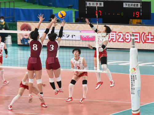 古川学園対下北沢成徳 第1セット、スパイクを放つ古川学園・鈴木(撮影・相沢孔志)