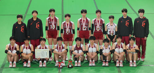 古川学園対下北沢成徳 3位に終わり、無念の表情で記念写真に納まる下北沢成徳の選手たち(撮影・野上伸悟)
