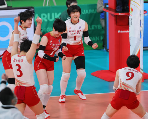 古川学園対下北沢成徳 第4S、得点を喜ぶ鈴木主将(奥右)ら古川学園の選手たち(撮影・野上伸悟)