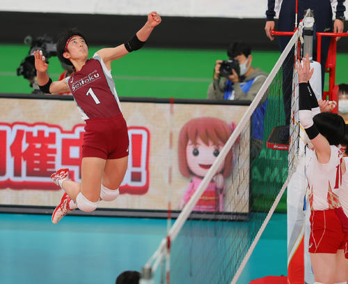 古川学園対下北沢成徳 第1S,スパイクを放つ下北沢成徳・谷島(撮影・野上伸悟)
