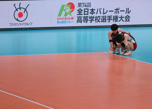 古川学園対下北沢成徳 決勝進出を逃し、うずくまる下北沢成徳・冨沢主将(左)と谷島(撮影・野上伸悟)