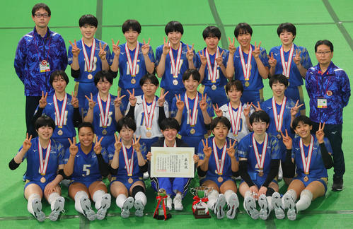 就実対金蘭会 3位の表彰を終え、記念写真に納まる金蘭会の選手たち(撮影・野上伸悟)