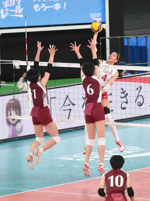 古川学園対下北沢成徳 第1セット、スパイクを放つ古川学園・アロンドラ(撮影・相沢孔志)