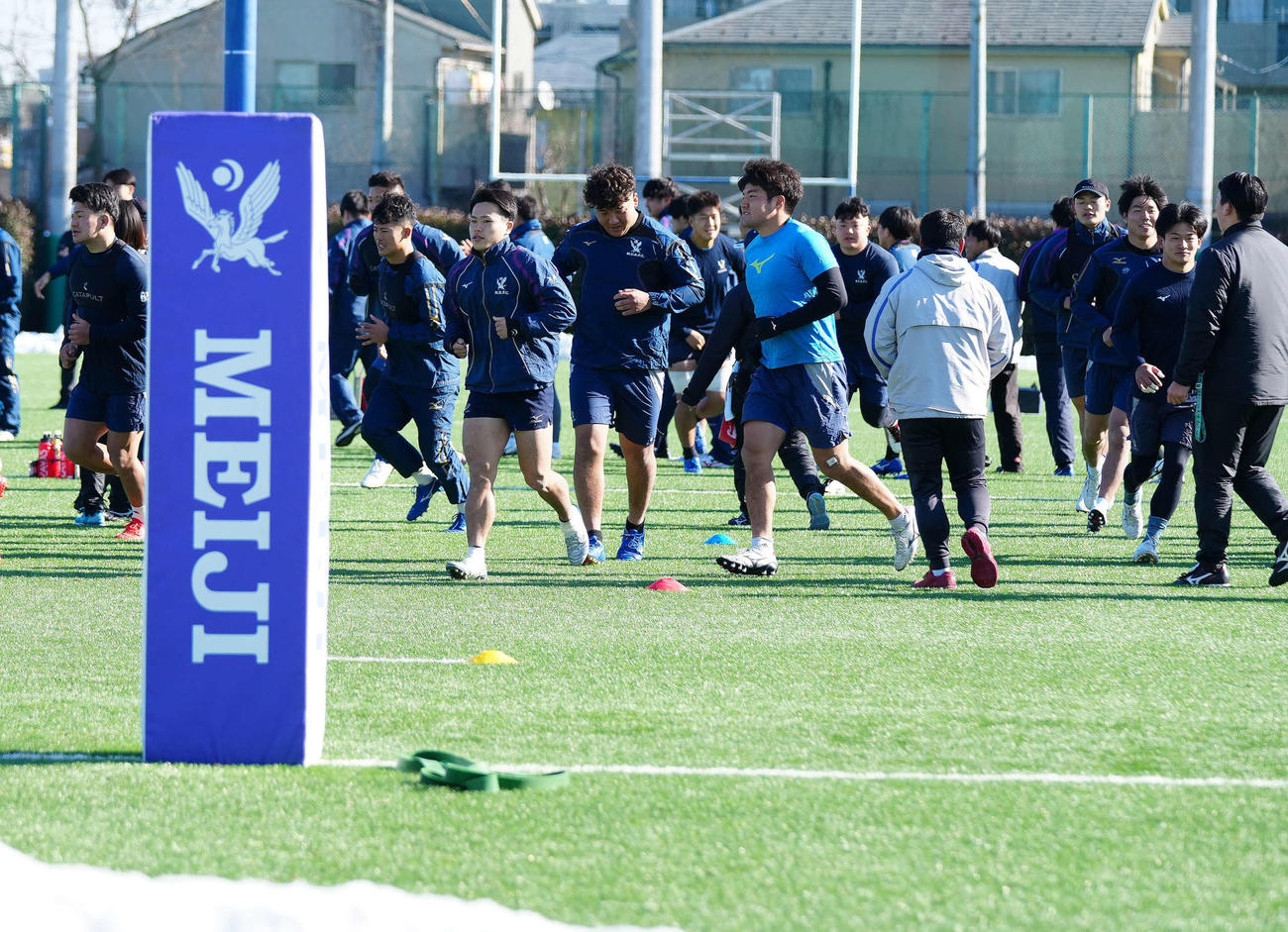 全国大学選手権決勝の前日練習に臨む明大の選手たち（撮影・江口和貴）