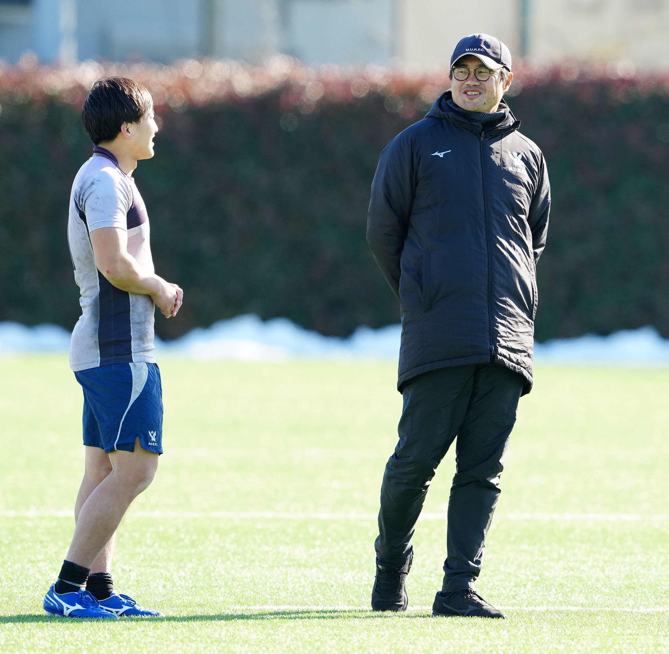 全国大学選手権決勝の前日練習中、選手と言葉をかわす明大・神鳥監督（右）（撮影・江口和貴）