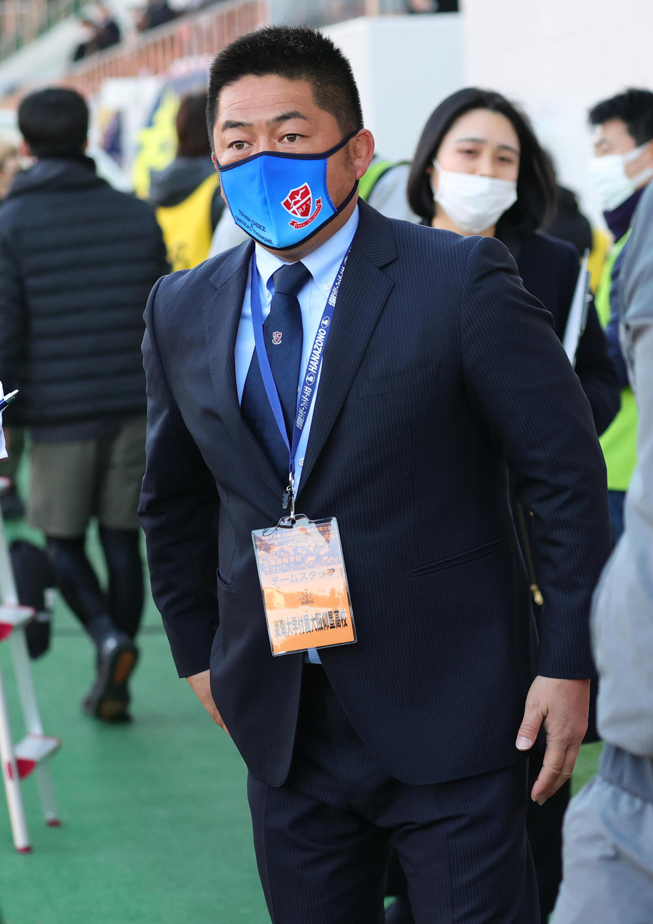 優勝を決めた東海大大阪仰星の湯浅監督は選手らの胴上げを断りグラウンドを後にする（撮影・上山淳一）