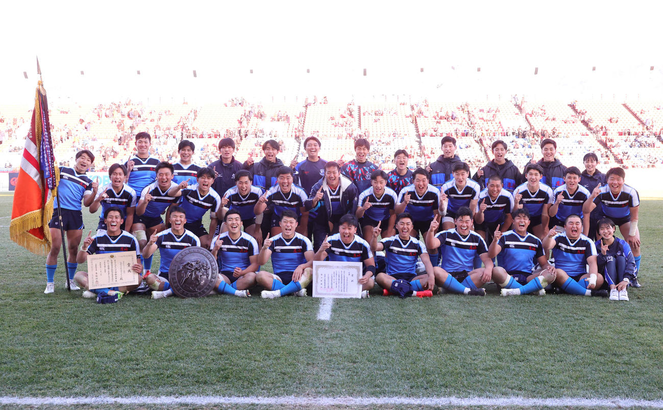 優勝を決め記念撮影を行う東海大大阪仰星フィフティーン（撮影・上山淳一）