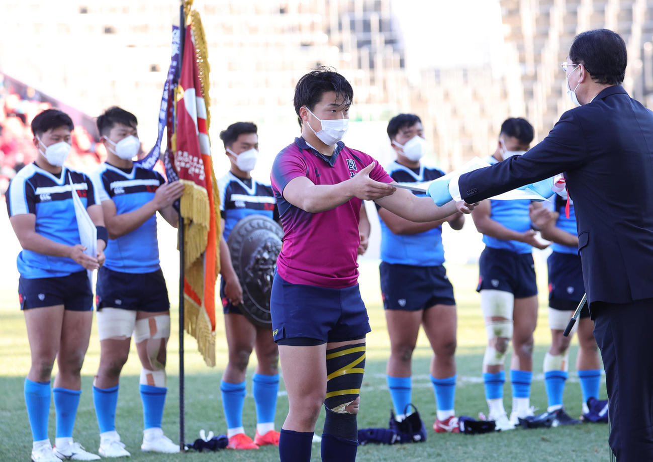 準優勝の賞状を受け取る国学院栃木の田中主将（撮影・上山淳一）