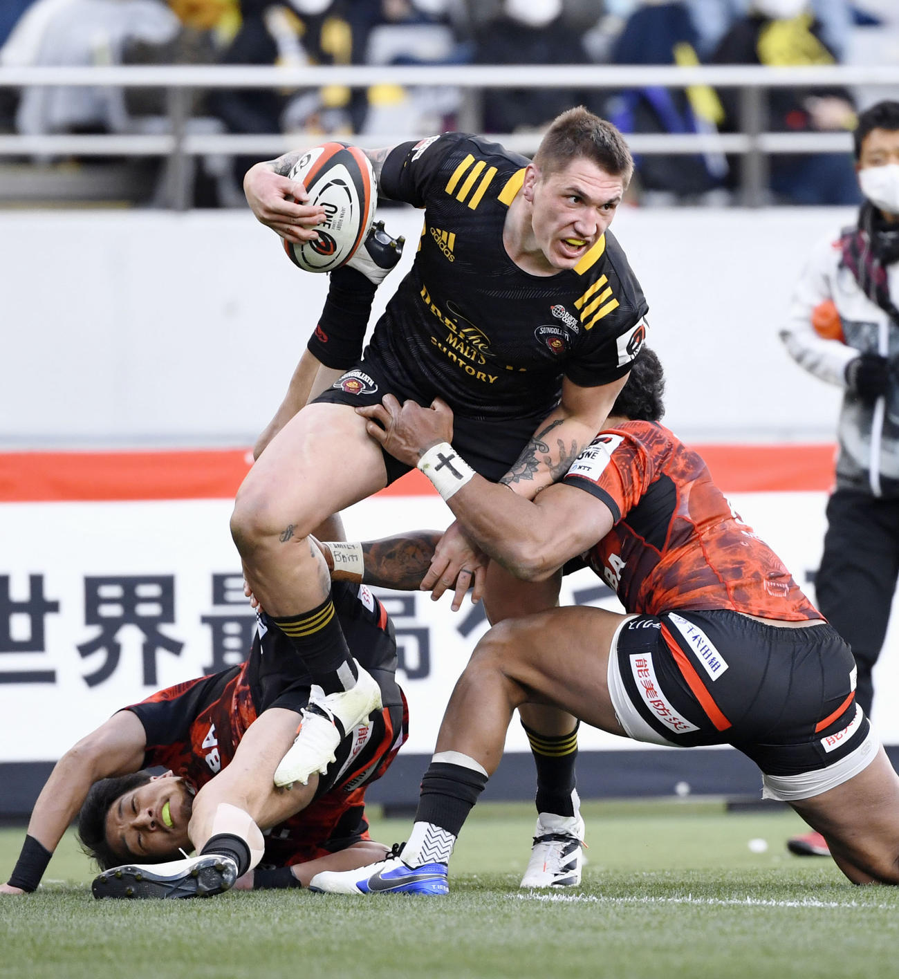 東京SG－BL東京　前半、ディフェンスを振り切りトライを決める東京SG・マクマーン（共同）