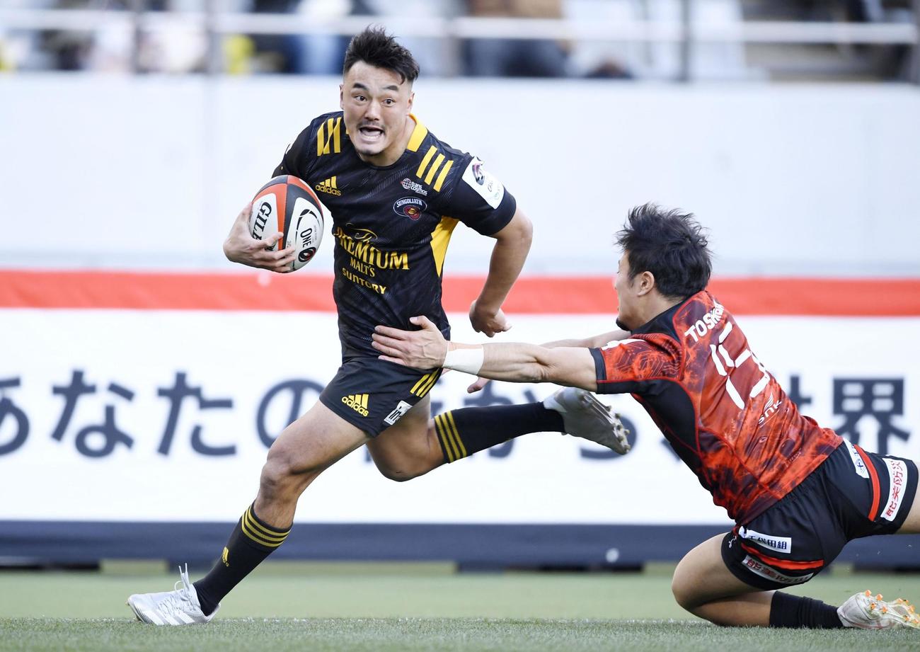 前半、ディフェンスを振り切り、先制のトライを決める東京SG・尾崎（共同）