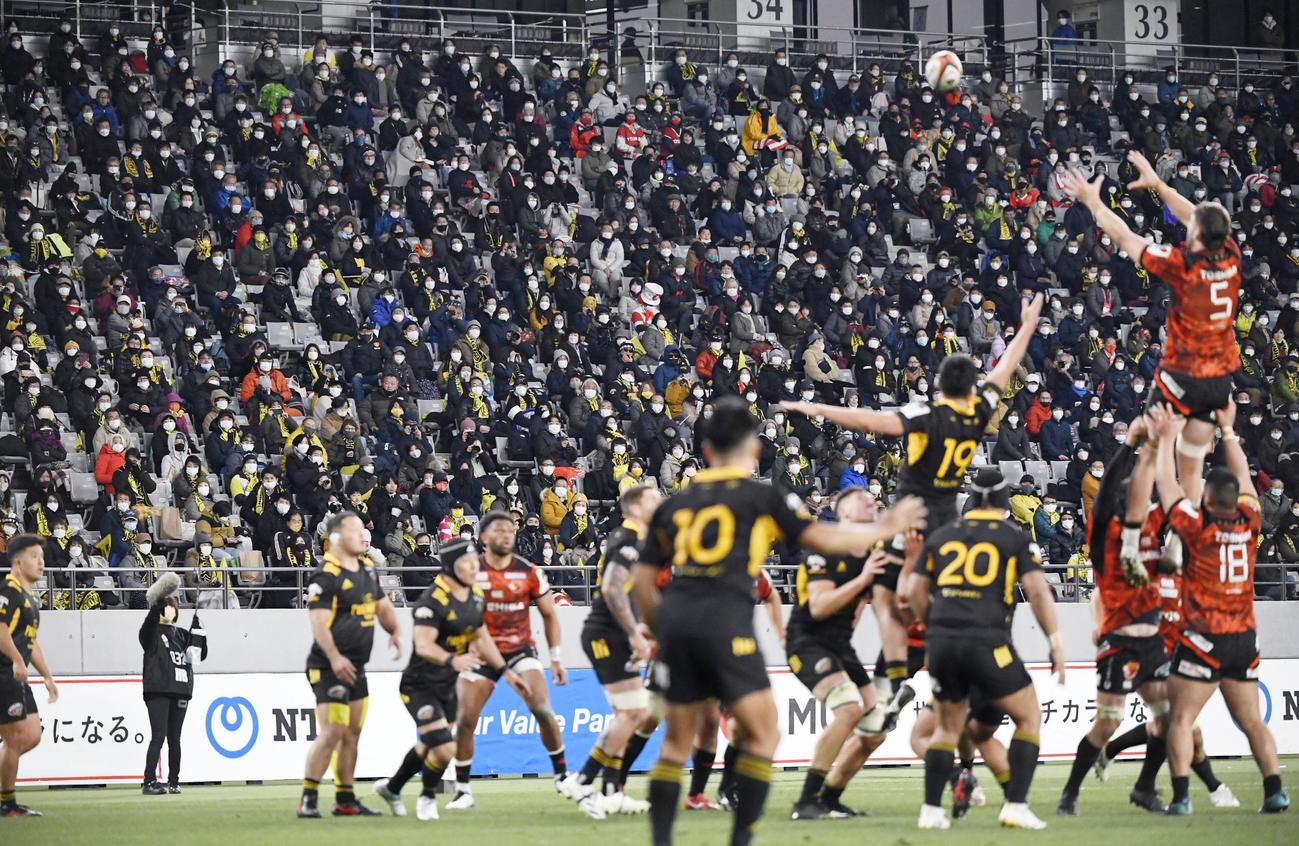 ラグビーの新たな国内最高峰リーグ「NTTリーグワン」が開幕し、東京SG―BL東京の試合を観戦する観客（共同）