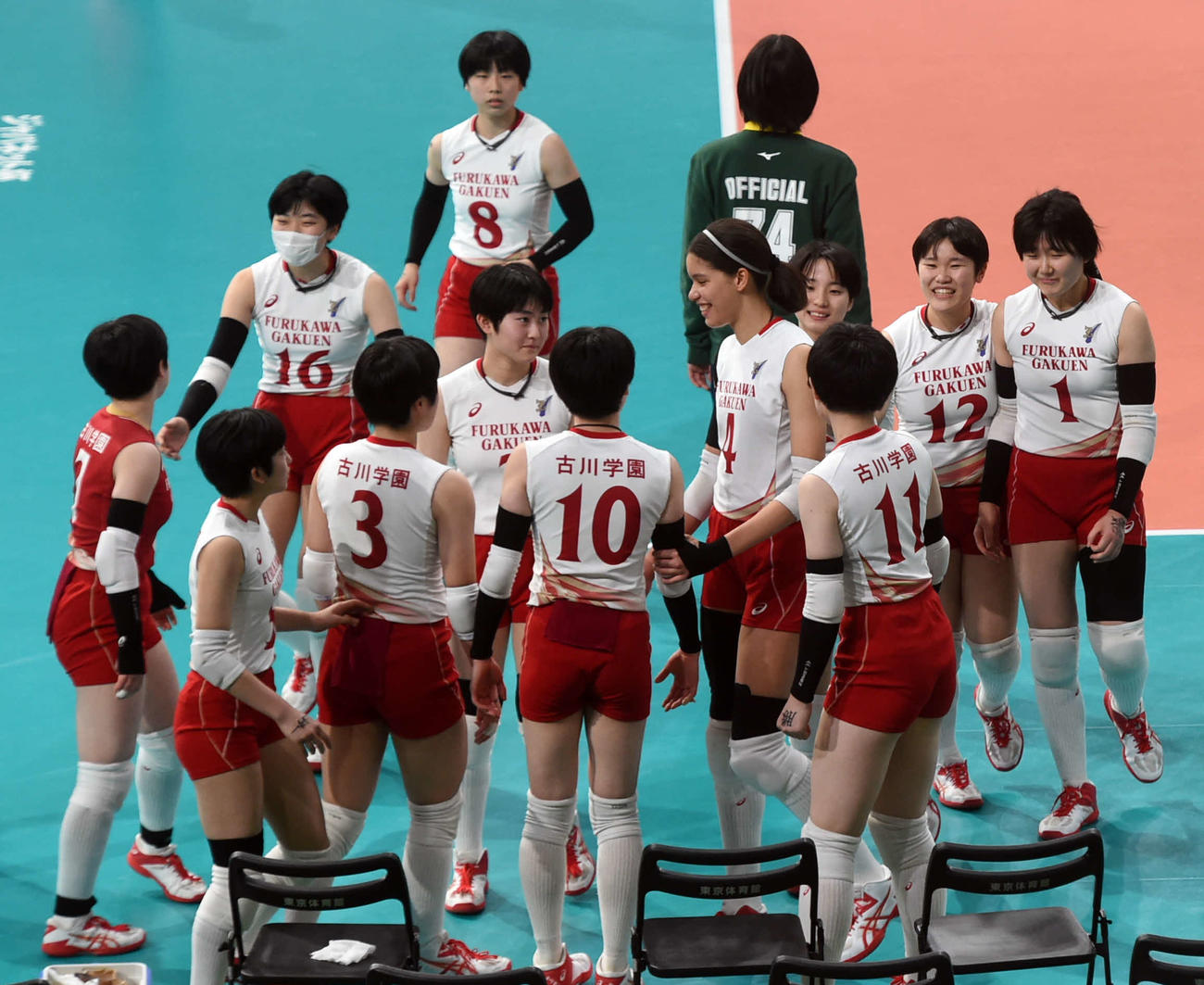古川学園対下北沢成徳　決勝進出を決めて喜びを分かち合う古川学園の選手たち（撮影・相沢孔志）