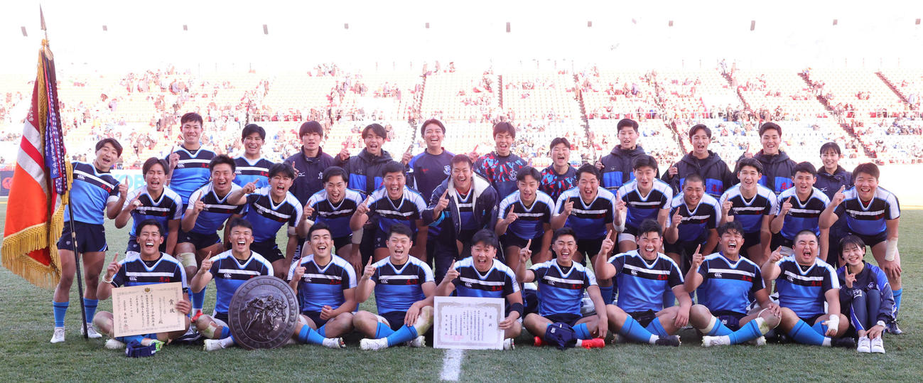 優勝を決め、記念撮影を行う東海大大阪仰星フィフティーン（撮影・上山淳一）