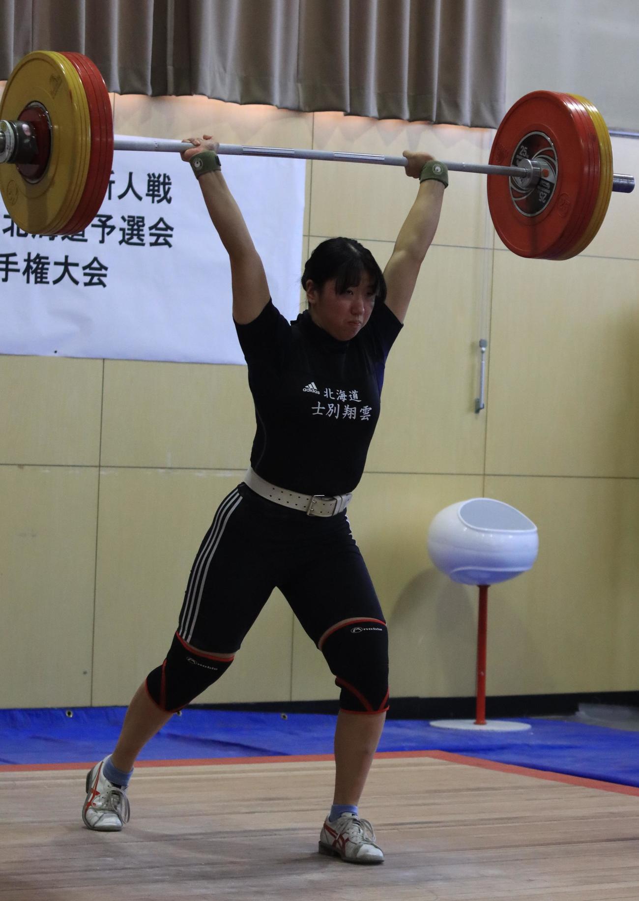 重量挙げ女子71キロ級の士別翔雲・瀬川（撮影・保坂果那）