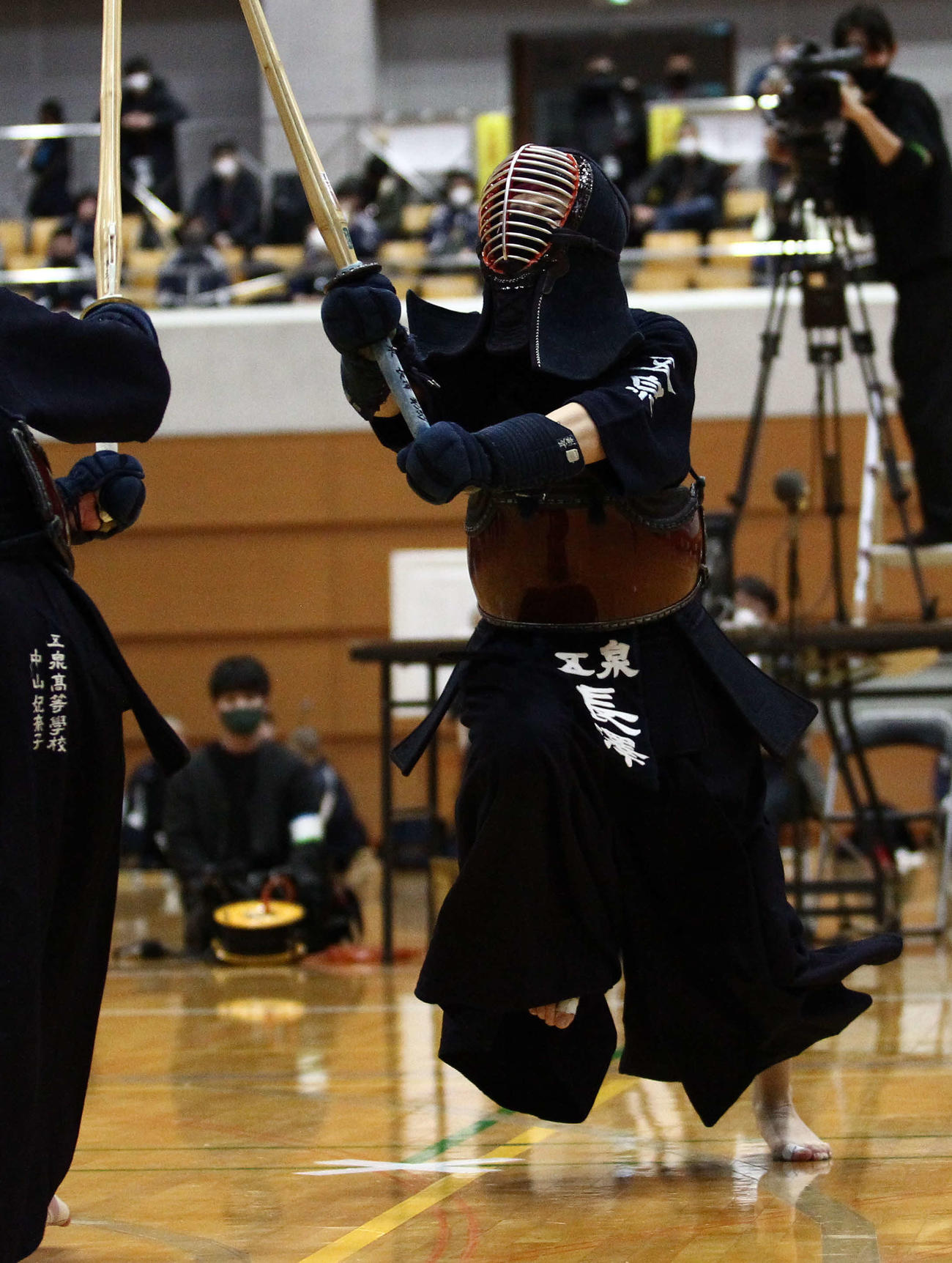 女子個人決勝で攻撃を仕掛ける長沢