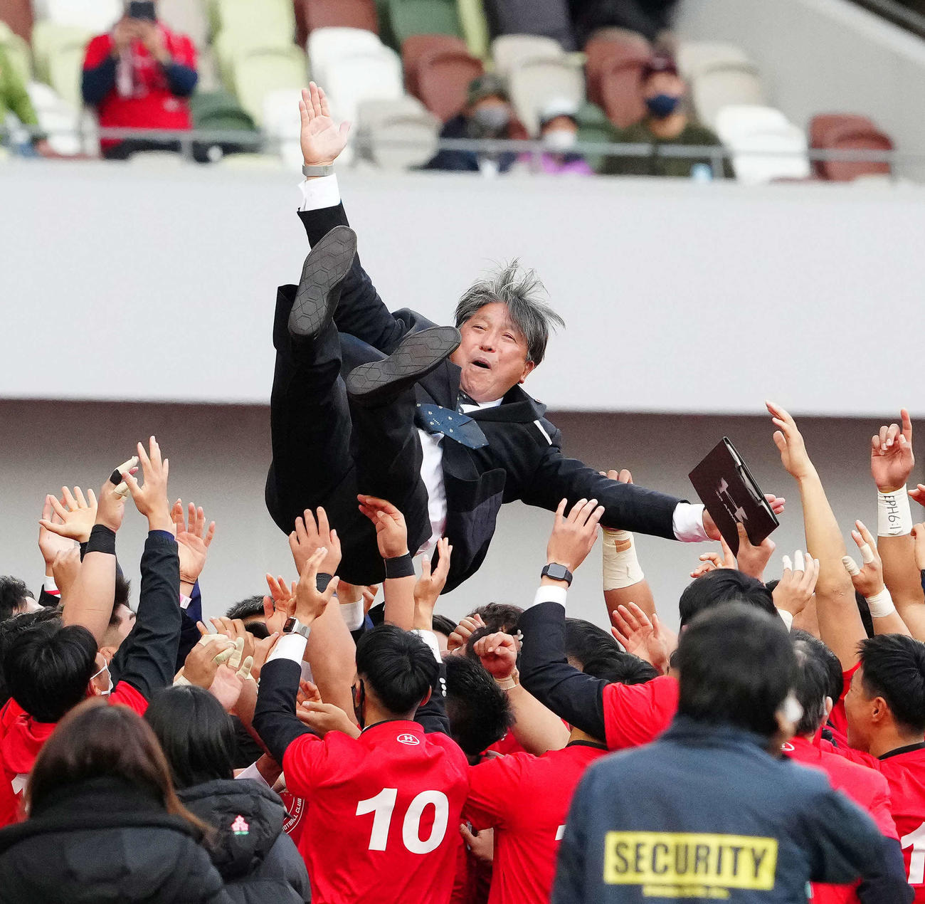 帝京大対明大　優勝し帝京大の選手たちに胴上げされる岩出監督（撮影・江口和貴）