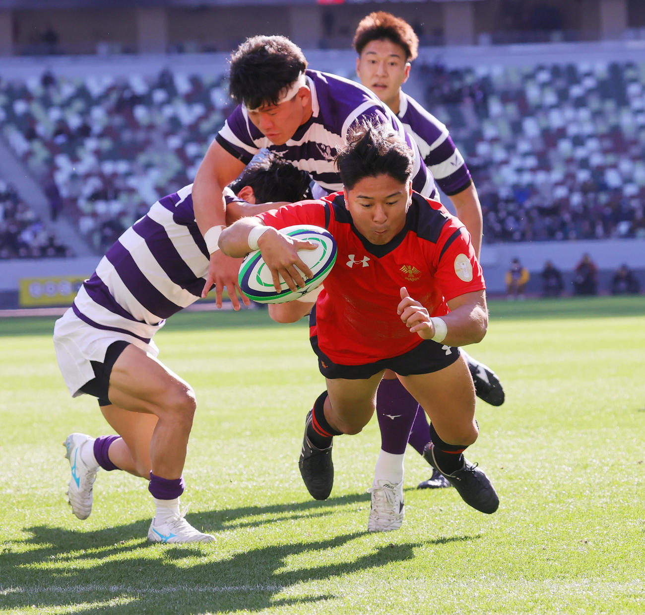 帝京大対明大　前半、先制トライを決める帝京大CTB押川（撮影・野上伸悟）