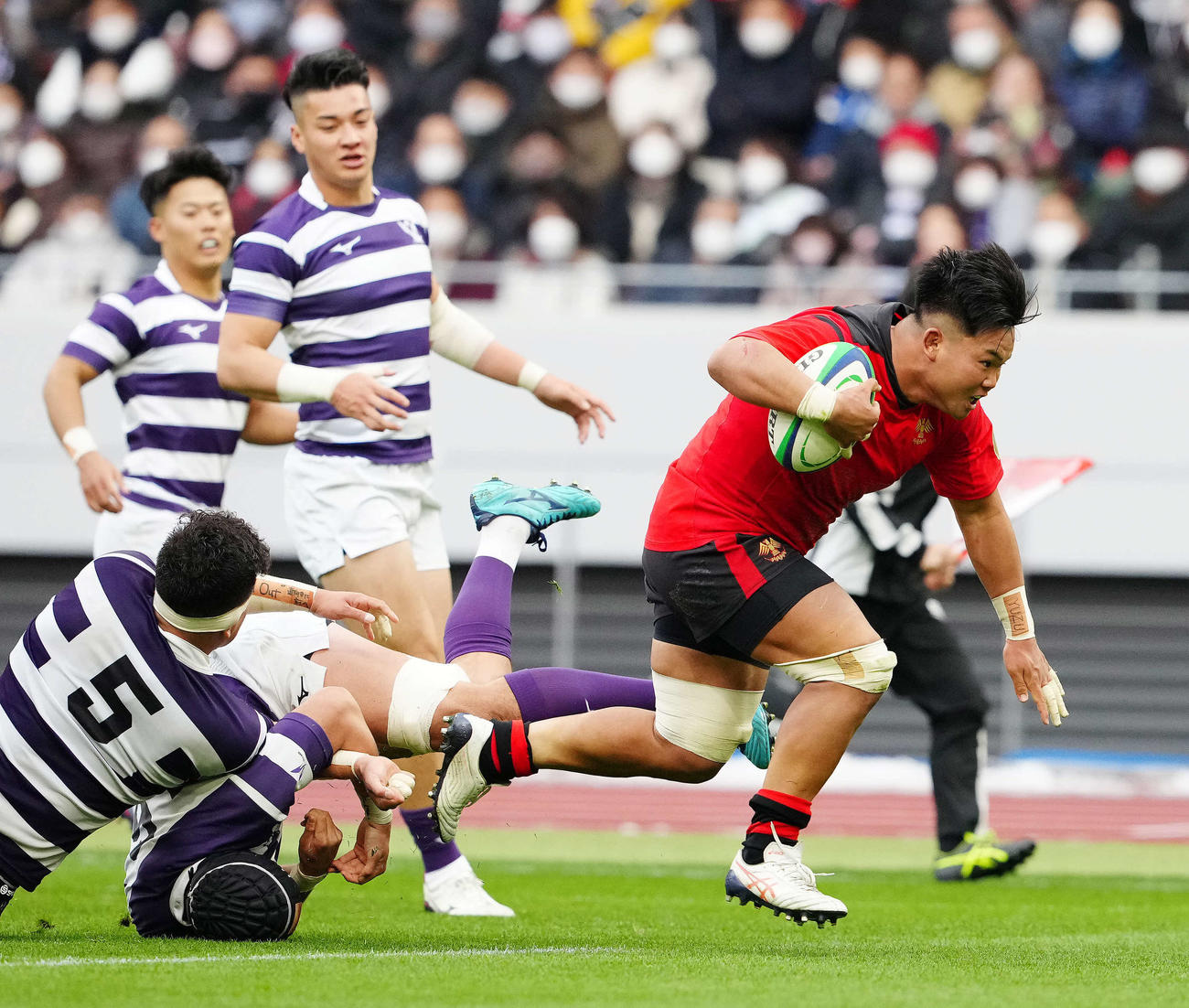 帝京大対明大　後半、トライを決めた帝京大NO8奥井（右）（撮影・江口和貴）
