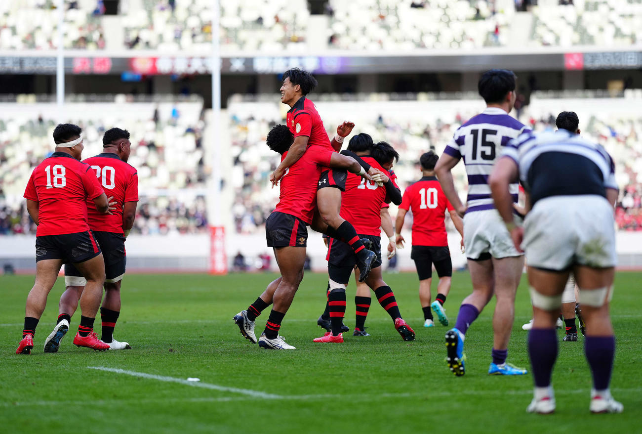 優勝し歓喜する帝京大フィフティーン（撮影・江口和貴）