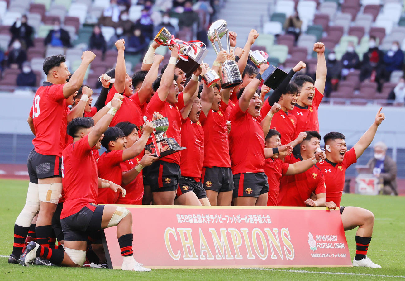 優勝し記念撮影を行う細木主将（前列右から6人目）ら帝京大の選手たち（撮影・野上伸悟）