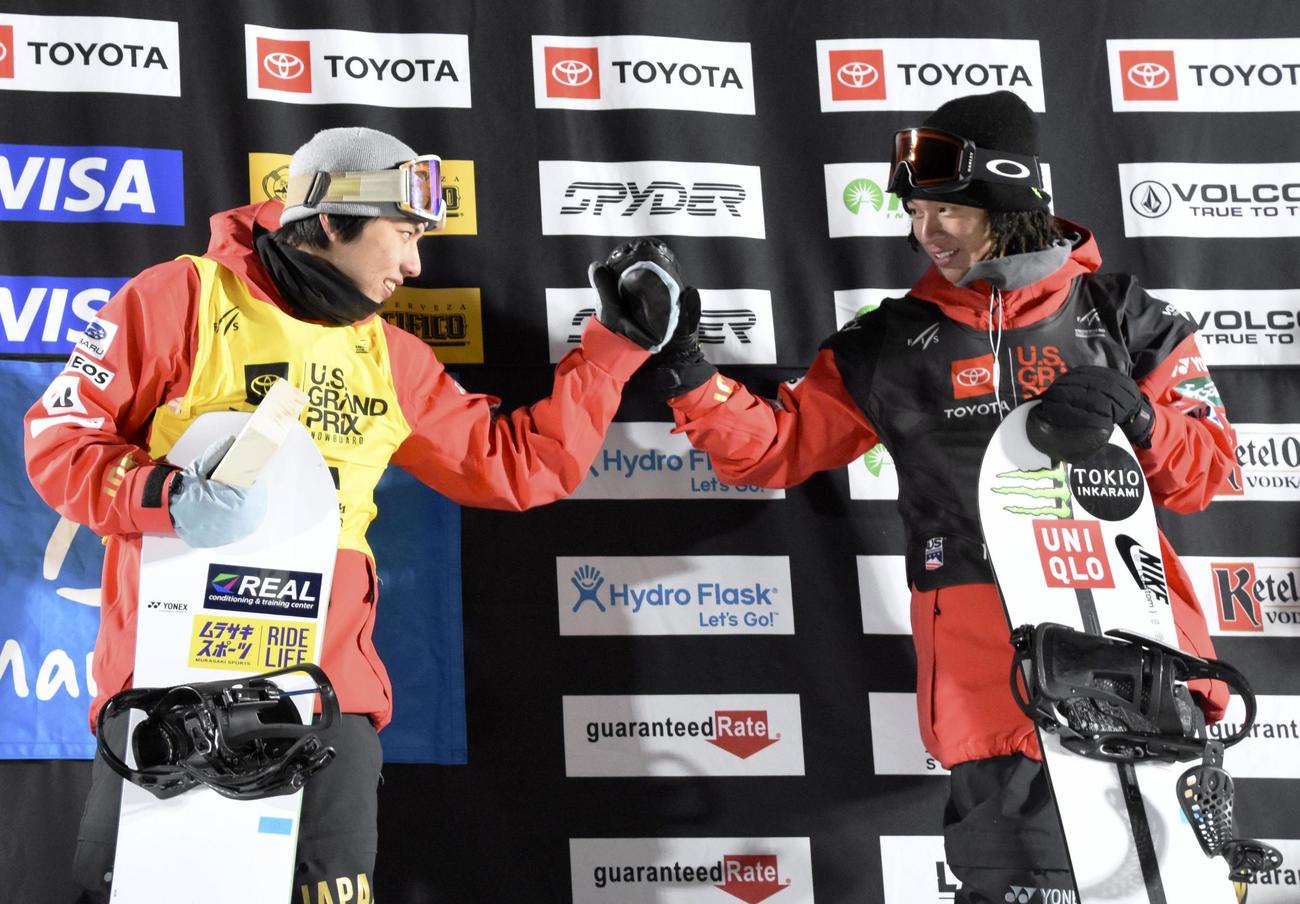 表彰台で健闘をたたえ合うハーフパイプ男子で優勝した平野歩夢（右）と2位の平野流佳（共同）
