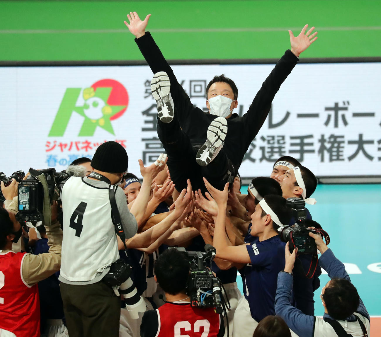 日本航空対鎮西　フルセットの末、初優勝を決め胴上げされる日本航空の月岡監督（撮影・浅見桂子）
