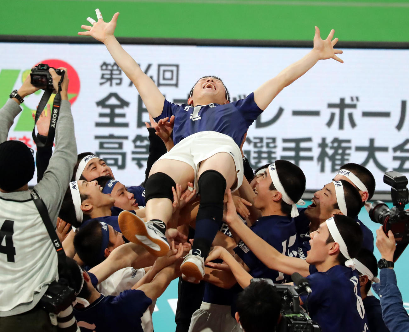 日本航空対鎮西　フルセットの末、初優勝を決め胴上げされる日本航空の前嶋主将（撮影・浅見桂子）