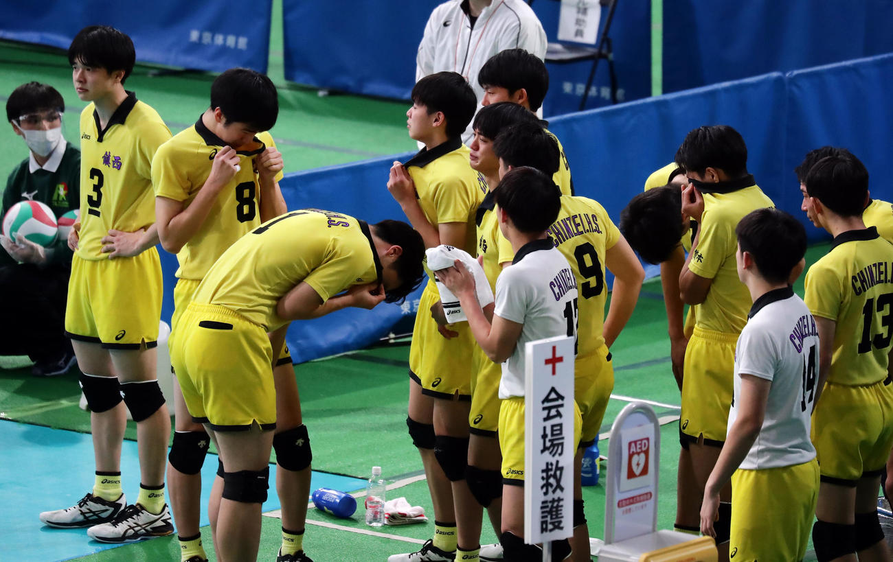 日本航空対鎮西　フルセットの末、敗れた鎮西の選手たちはがっくりと泣きぬれる（撮影・浅見桂子）