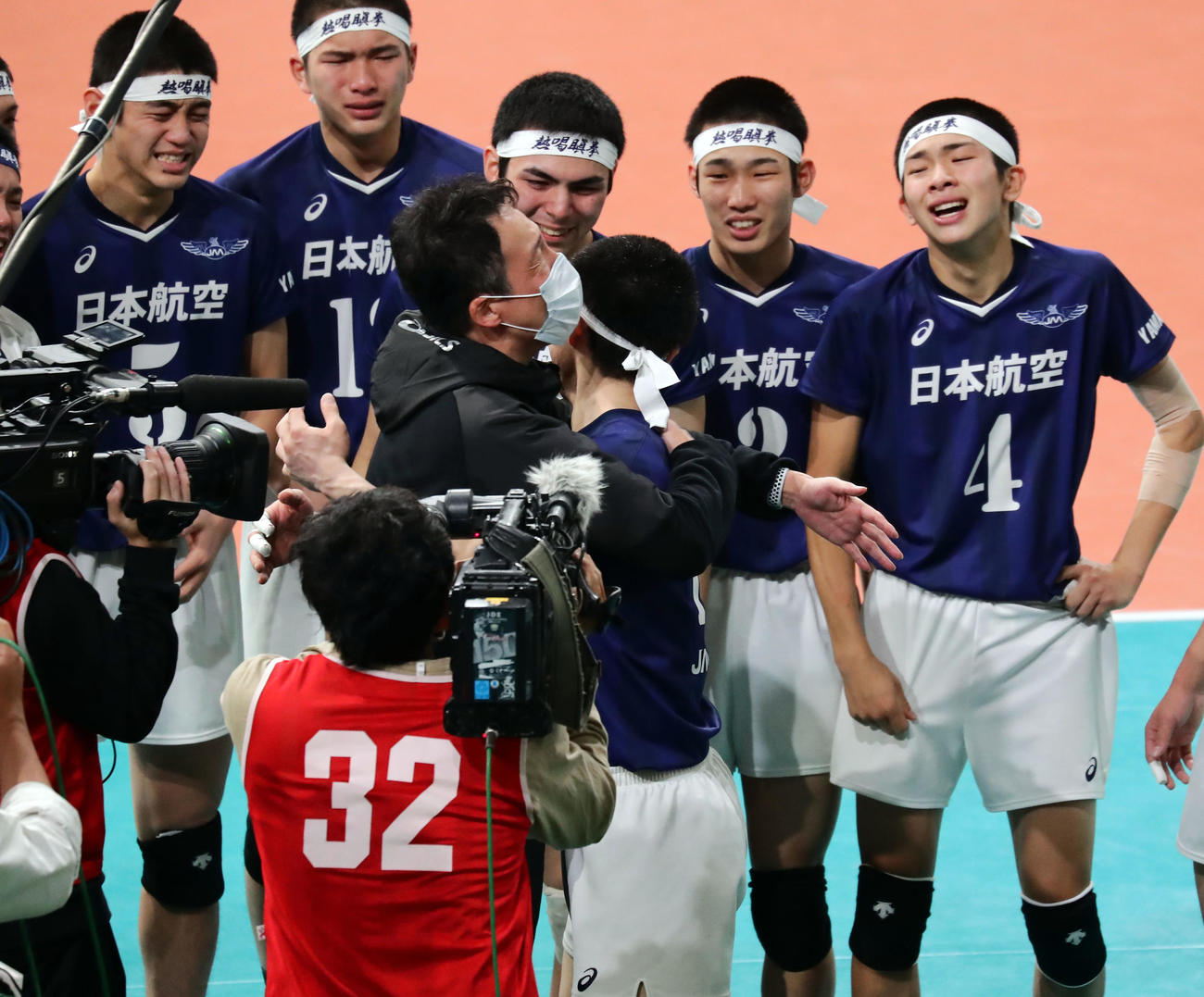 日本航空対鎮西　フルセットの末、初優勝を決め日本航空の月岡監督（手前左）は前嶋主将を抱擁で迎える（撮影・浅見桂子）
