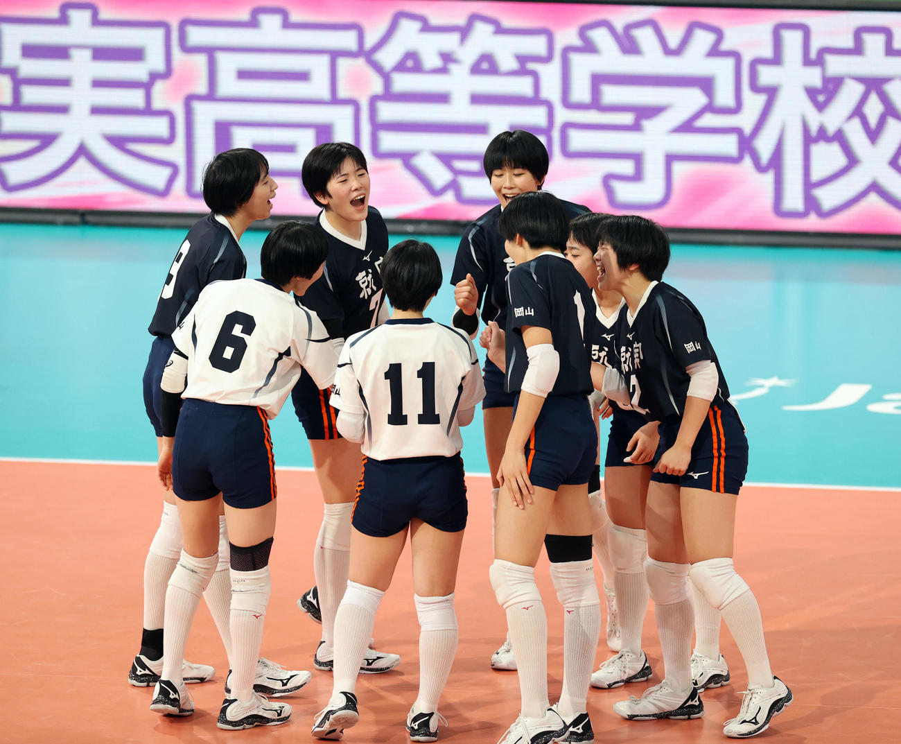 就実対古川学園　第1セット、開始前の円陣で気合を入れる就実の選手たち（撮影・浅見桂子）