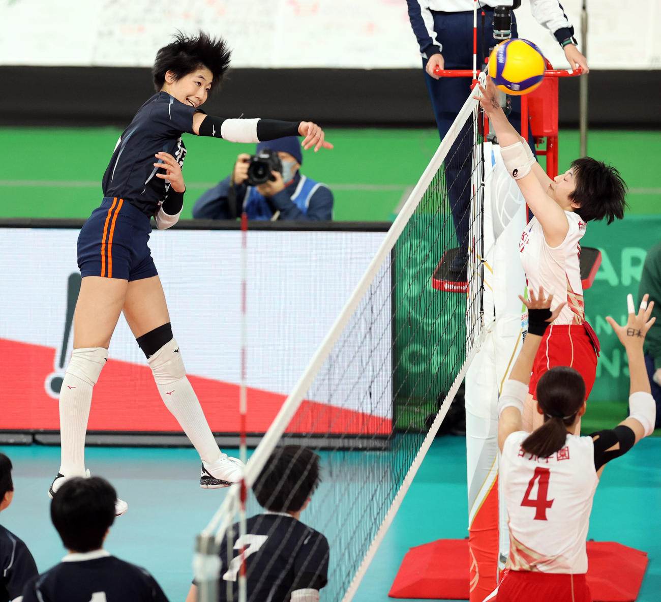 就実対古川学園　第1セット、スペイクを決める就実深沢め（撮影・浅見桂子）