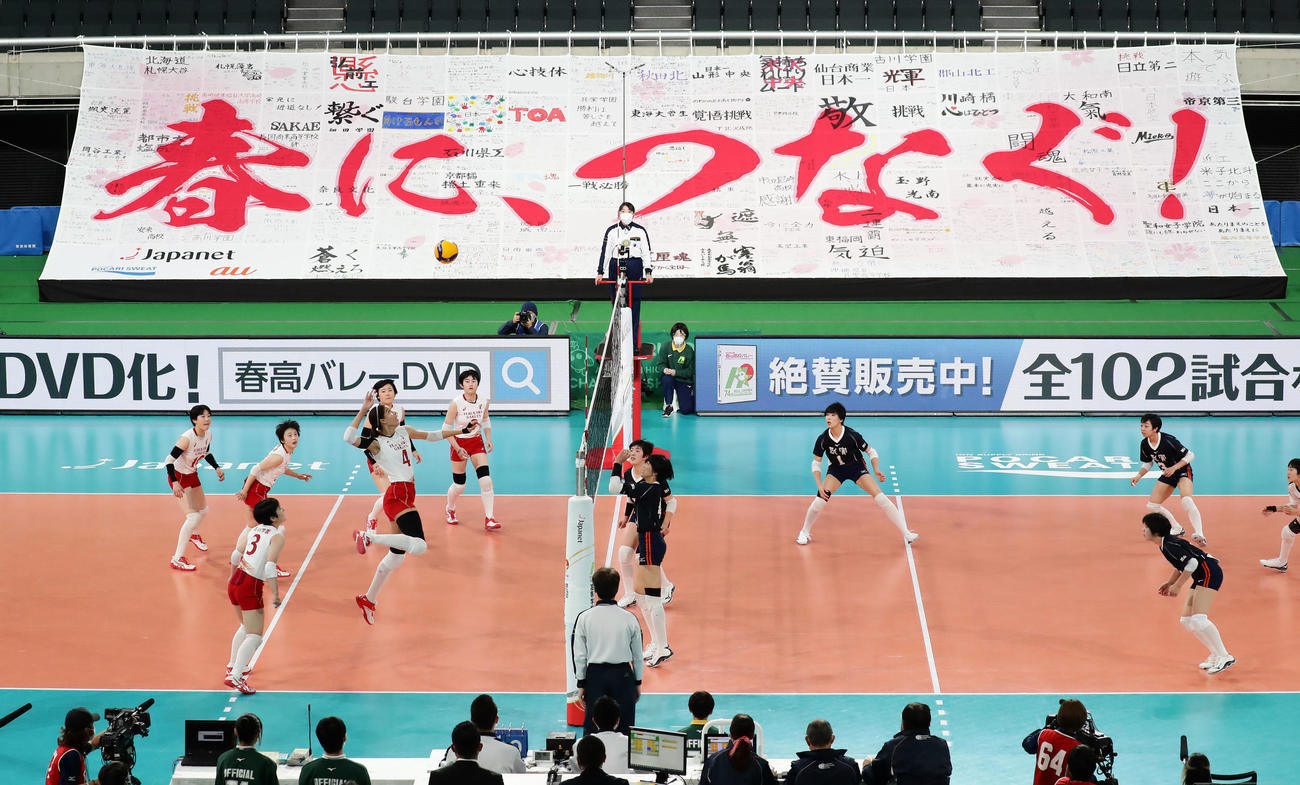 就実対古川学園　第2セット、接戦を演じる両チーム（撮影・浅見桂子）